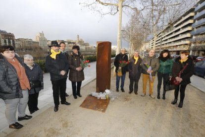 Els membres de la plataforma Lleida Lliure de Franquisme, ahir a l’ofrena floral.