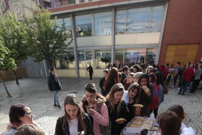 La banda Error #404#, del instituto Gili i Gaya de Lleida, abrió en el Cafè del Teatre el Secundària Rock. Derecha, alumnos del encuentro teatral, de merienda en el Escorxador.