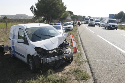 Vista del vehículo accidentado ayer en la N-230 en el término municipal del Pont de Montanyana.