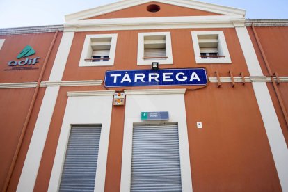 Les persianes de l'estació de Tàrrega, que des de fa uns dies tanca a la tarda.