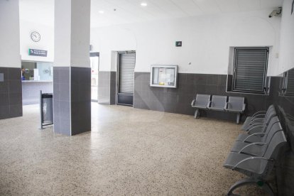 Les persianes de l'estació de Tàrrega, que des de fa uns dies tanca a la tarda.