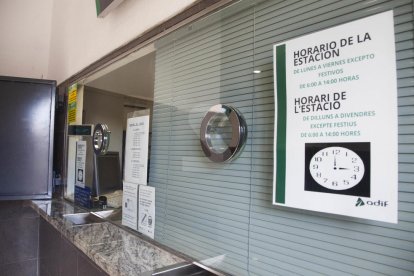 Les persianes de l'estació de Tàrrega, que des de fa uns dies tanca a la tarda.