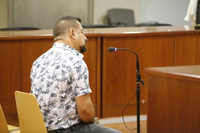 L’acusat d’abusar de la néta de la seua parella a Agramunt, ahir durant el judici a l’Audiència.