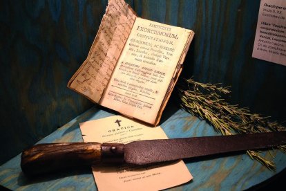 La mostra recull documents i amulets contra les bruixes.