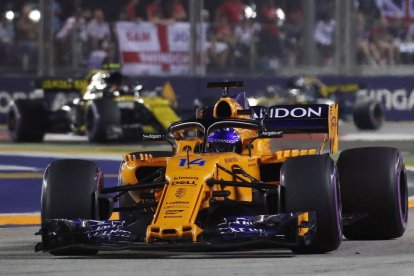 Lewis Hamilton, al baixar del Mercedes ahir, una vegada aconseguida la victòria al circuit urbà de Marina Bay.