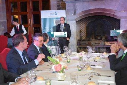 Joan Reñé presentó la mesa redonda de Jordi Barri, Joan Mayoral i Neo Sala, moderada por Lluís Foix.