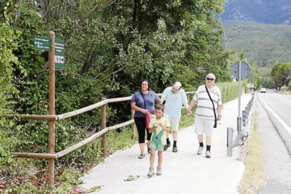 Desenes de voltors al canyet prop del poble de Buseu, fotografiats des d’un dels amagatalls habilitats amb aquesta finalitat.