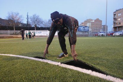 El president de la UE Balàfia, Paco Rodríguez, mostra el sostre d’un dels vestidors que estan tancats.