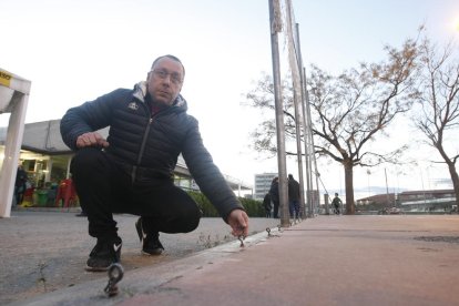 El president de la UE Balàfia, Paco Rodríguez, mostra el sostre d’un dels vestidors que estan tancats.