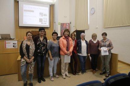 Núria Perpinyà protagonizó una tertulia conducida por la periodista Anna Sàez y participó en la lectura de textos del Día de las Escritoras.