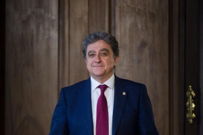 Mariano Rajoy y Pedro Sánchez se saludan a las puertas de Moncloa antes de la reunión.