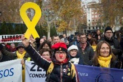 300 manifestants demanen davant del TS l'alliberament dels independentistes presos