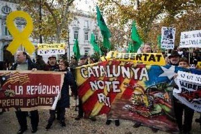 300 manifestants demanen davant del TS l'alliberament dels independentistes presos
