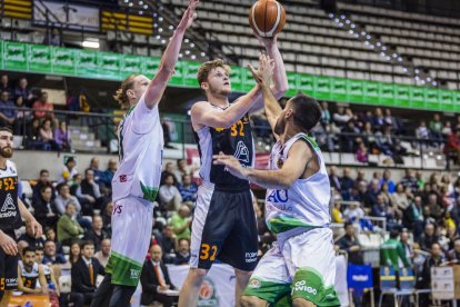 Djukanovic intenta irse del marcaje de Chema García.