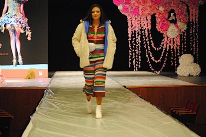 El vestit dissenyat pels alumnes de segon curs del cicle de Moda de l’Institut Guindàvols.