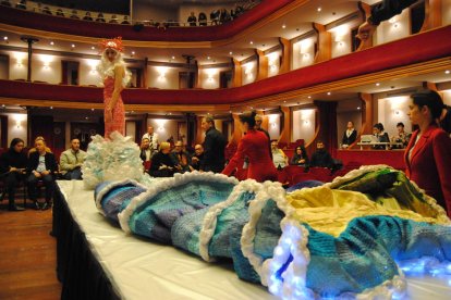 El vestit dissenyat pels alumnes de segon curs del cicle de Moda de l’Institut Guindàvols.