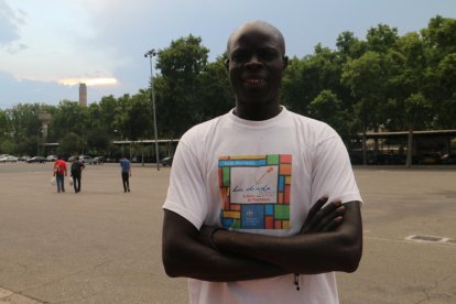 Un grupo de temporeros hace cola, el viernes por la tarde, para entrar en el centro de atención del pabellón 3 de la Fira para asearse y coger una bolsa de comida.