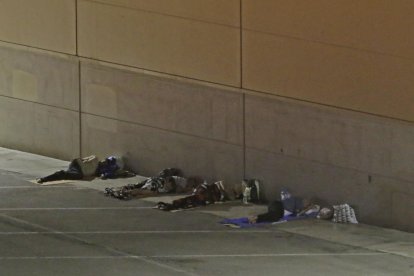 Un grupo de temporeros hace cola, el viernes por la tarde, para entrar en el centro de atención del pabellón 3 de la Fira para asearse y coger una bolsa de comida.