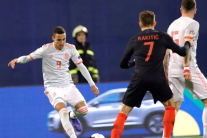 Jordi Alba, que tornava a la selecció espanyola, disputa una pilota en una acció del partit d’ahir.