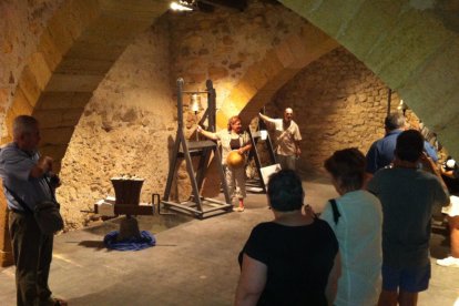 Turistas visitando el museo de las campanas, que se encuentra en Os de Balaguer.