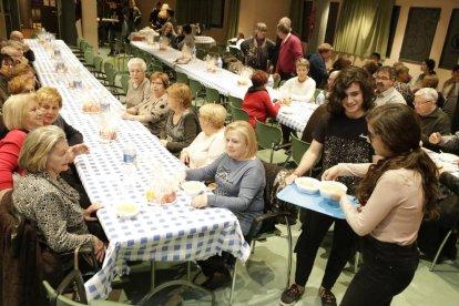Momento de la comida de ayer organizada por Amics de la Gent Gran en el Mirador dels Camps Elisis.