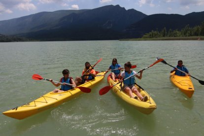 Turistas visitando el museo de las campanas, que se encuentra en Os de Balaguer.