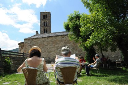 Turistas visitando el museo de las campanas, que se encuentra en Os de Balaguer.