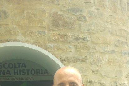 Turistas visitando el museo de las campanas, que se encuentra en Os de Balaguer.