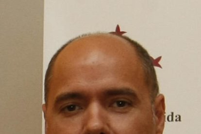 Turistas visitando el museo de las campanas, que se encuentra en Os de Balaguer.