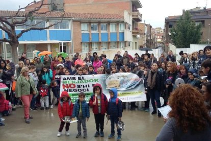Alumnes de l’escola Països Catalans, participant en la protesta.