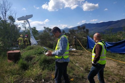 Imgen de la cola del ultraligero accidentado en el que viajaban los dos fallecidos.