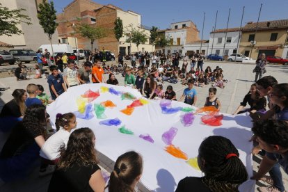 Diversos alumnes fan ballar una lona al ritme de les òperes que tocava l’orquestra.