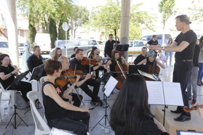 Diversos alumnes fan ballar una lona al ritme de les òperes que tocava l’orquestra.