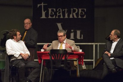 Dos actors de l’organització en una acció de l’espectacle.