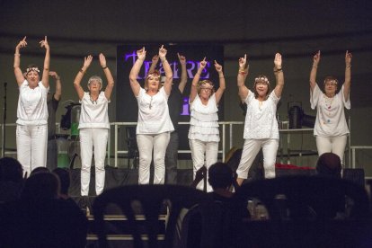 Dos actors de l’organització en una acció de l’espectacle.