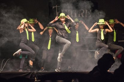 Dos actors de l’organització en una acció de l’espectacle.