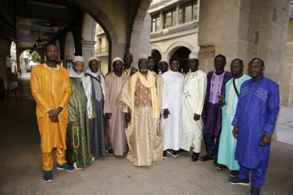 El rezo final congregó ayer a cerca de 5.000 musulmanes en la marquesina del Pavelló Blau, con el habitual espacio habilitado que separa a las mujeres.