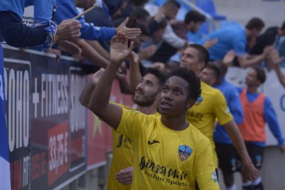 Jugadors del Lleida saluden al final del partit els aficionats que es van desplaçar a Badalona.