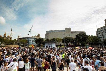 Barcelona homenajea a las víctimas del 17A con música, poesía y silencio