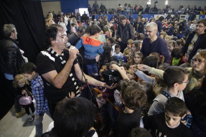 Pequeños y mayores disfrutaron ayer por la tarde de una de las actuaciones del festival ‘Buuuf!!!’ de Alcoletge.