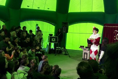 Pequeños y mayores disfrutaron ayer por la tarde de una de las actuaciones del festival ‘Buuuf!!!’ de Alcoletge.