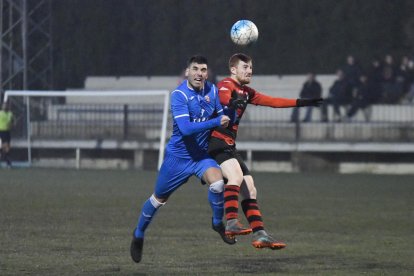 Un jugador de l’EFAC remata de cap una pilota davant la mirada d’un rival en una acció del partit d’ahir.