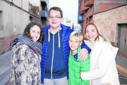 La Montse, voluntària (a l’esquerra), al costat del Josep, el seu germà Albert i la seua mare Glòria.