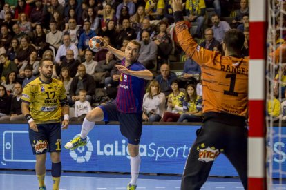 La plantilla y el cuerpo técnico del Barça posan con el trofeo conquistado ayer.