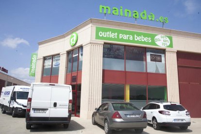 Agujero que los ladrones hicieron en el techo de Catalonia Unic (izq.) mientras que en Mainada Kids rompieron la puerta de entrada.