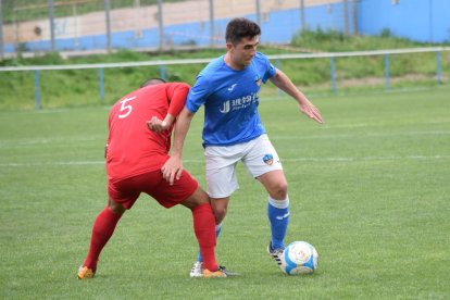 Los jugadores del filial del Lleida Esportiu celebran uno de los cinco tantos que consiguieron ayer frente al Bellvitge.