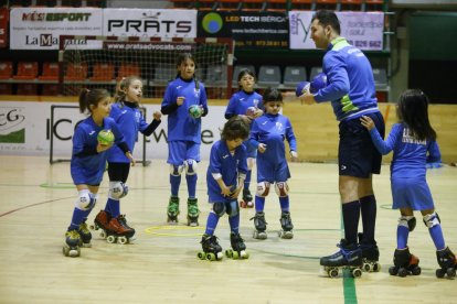 A la imatge, algunes de les nenes que formen la secció femenina amb l’entrenador, Marc Soler.