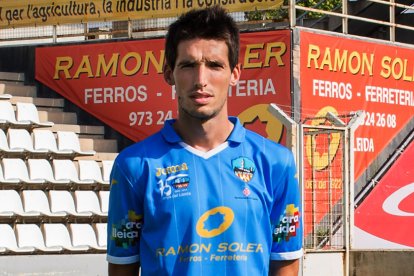 Després d’un control estratosfèric, Javi López es disposa a connectar la vaselina per sobre del porter Cristian Rivero, que suposava el 3-0.