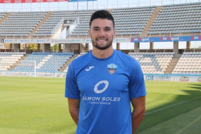 Després d’un control estratosfèric, Javi López es disposa a connectar la vaselina per sobre del porter Cristian Rivero, que suposava el 3-0.