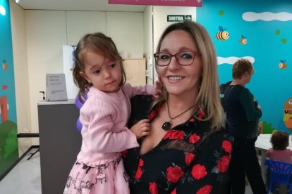 Decenas de personas asistieron ayer a la jornada que organizó el Hospital Arnau de Vilanova en el Día Mundial del Bebé Prematuro.